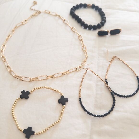 Boutique 5 Piece Black & Gold Bundle! 2 Earring sets, 2 Bracelets, and 18” chain - Picture 1 of 8